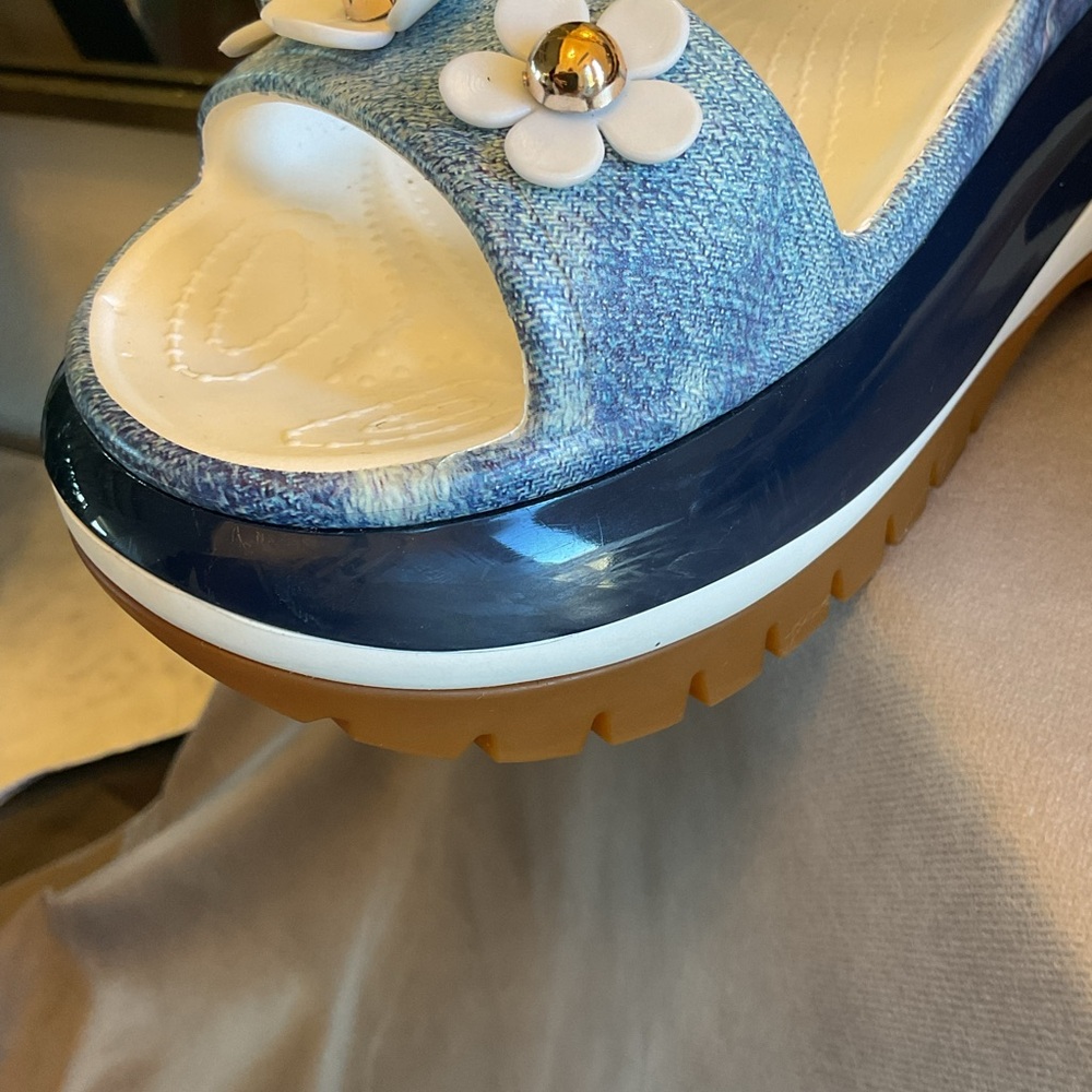 Crocs Mega Crush Blue Denim Print Sandals with Floral and Pearls Charms Sz 10w - Picture 4 of 7